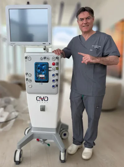 Mr Graham Duguid with the ZEISS EVA NEXUS vitreoretinal surgery system at Eye Health Clinic Cayman